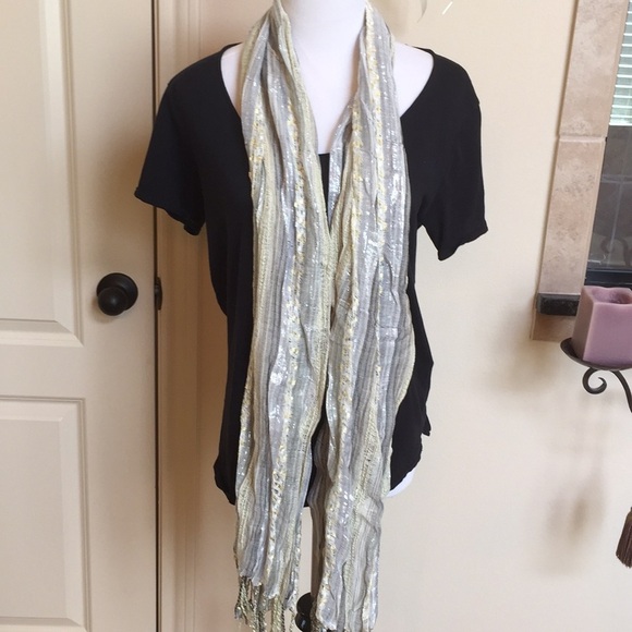 NWOT - Beautiful scarf/ wrap - Picture 2 of 8